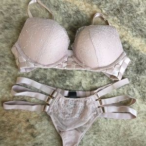 Victoria's Secret Bombshell Plunge Bra 32A